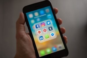 Pros-and-cons-of-Social-Media-Platforms-300x200